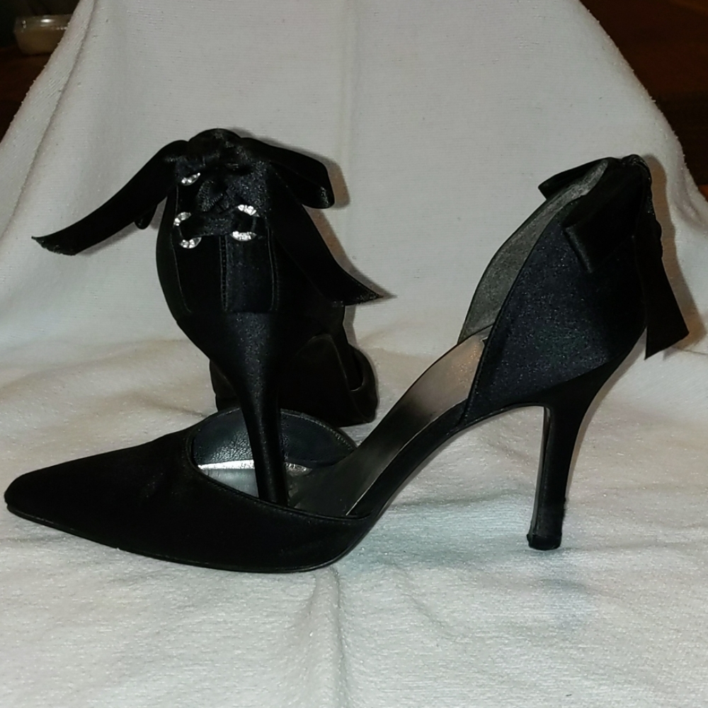 Gorgeous Pointed Toe Satin Black Pump with Bow